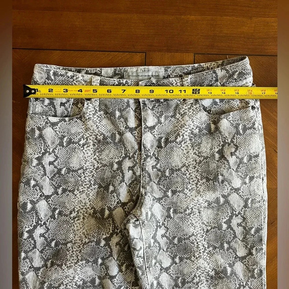 Chicos Platinum Denim Snake Animal Print Cropped Jeans Size 1 - Picture 10 of 11